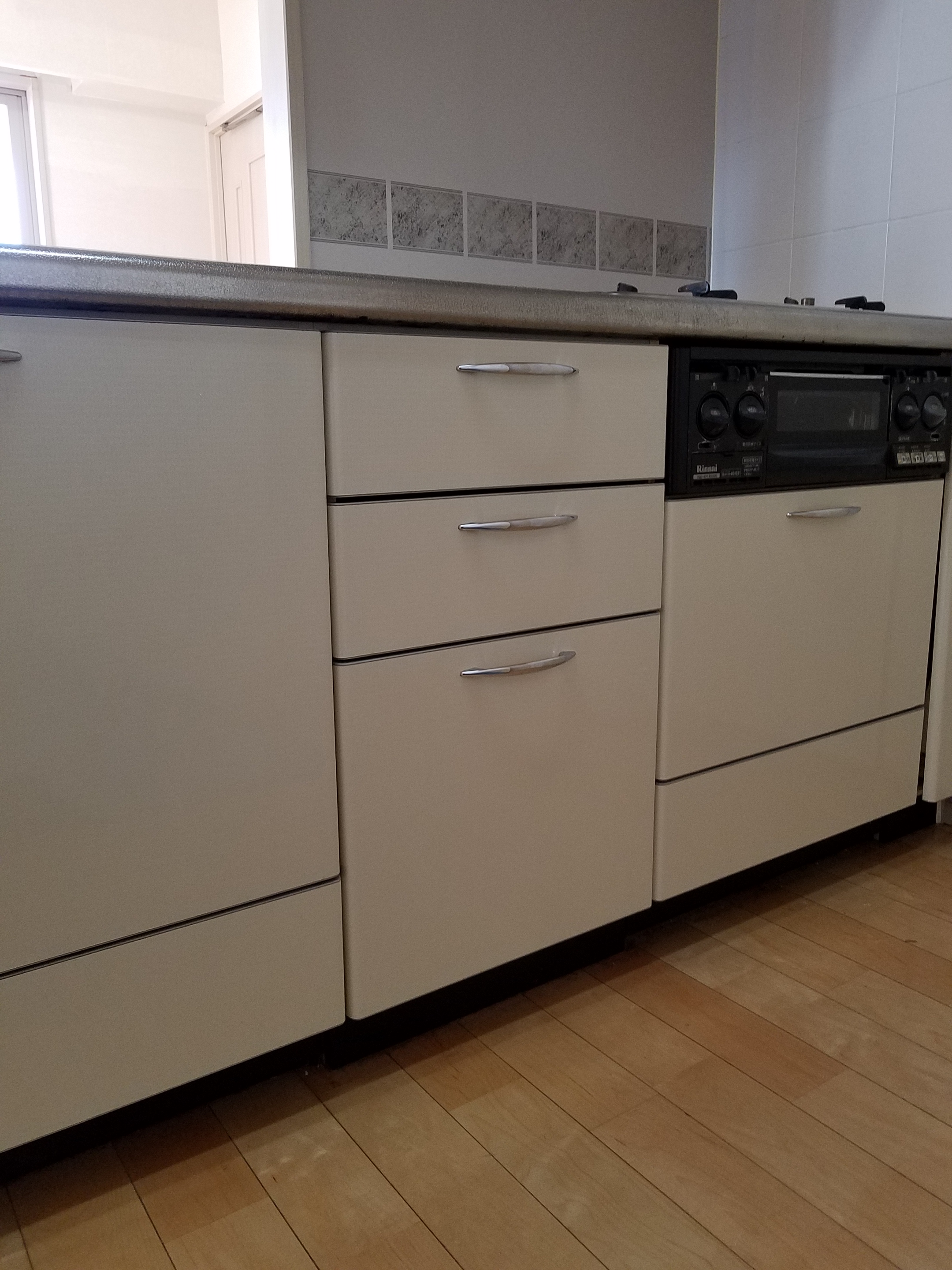 食洗器の工事です 既存のキッチンに 後付けビルトイン型食洗器 台東区 江東区 墨田区のリフォームはlixilの認定リフォーム専門店 ベストリホームへ