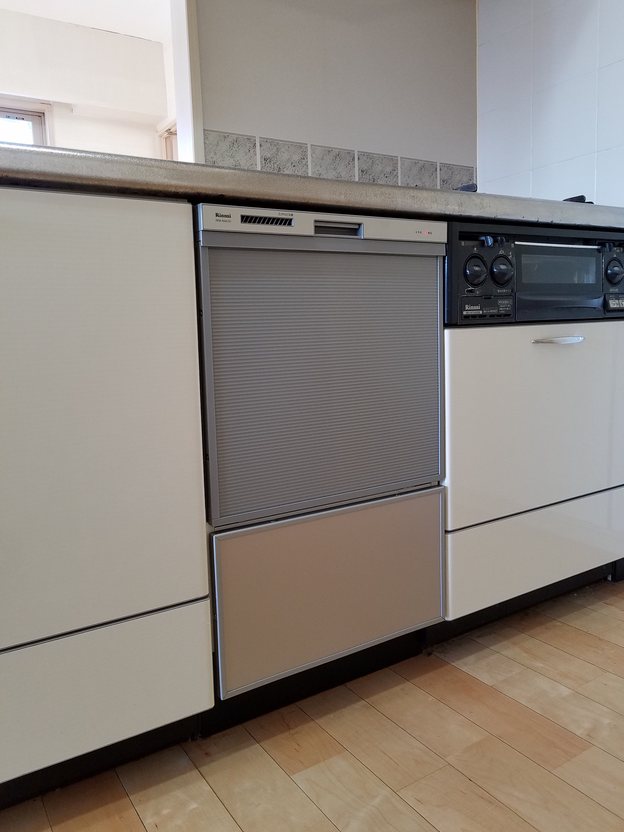 食洗器の工事です 既存のキッチンに 後付けビルトイン型食洗器 台東区 江東区 墨田区のリフォームはlixilの認定リフォーム専門店 ベストリホームへ