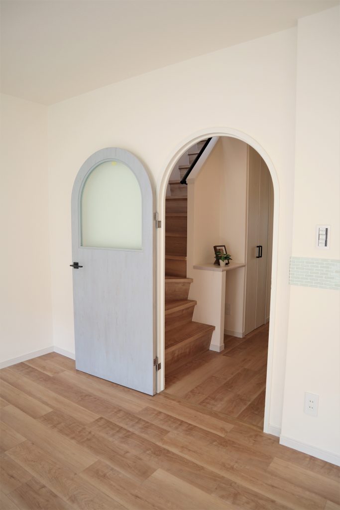 【市川市】LIXILの最新設備で家事も楽々　丸い扉がアクセントに