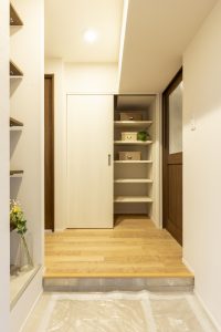 “玄関収納は見せると隠すのバランス”　【フルリノベーション｜江戸川区｜マンション】
